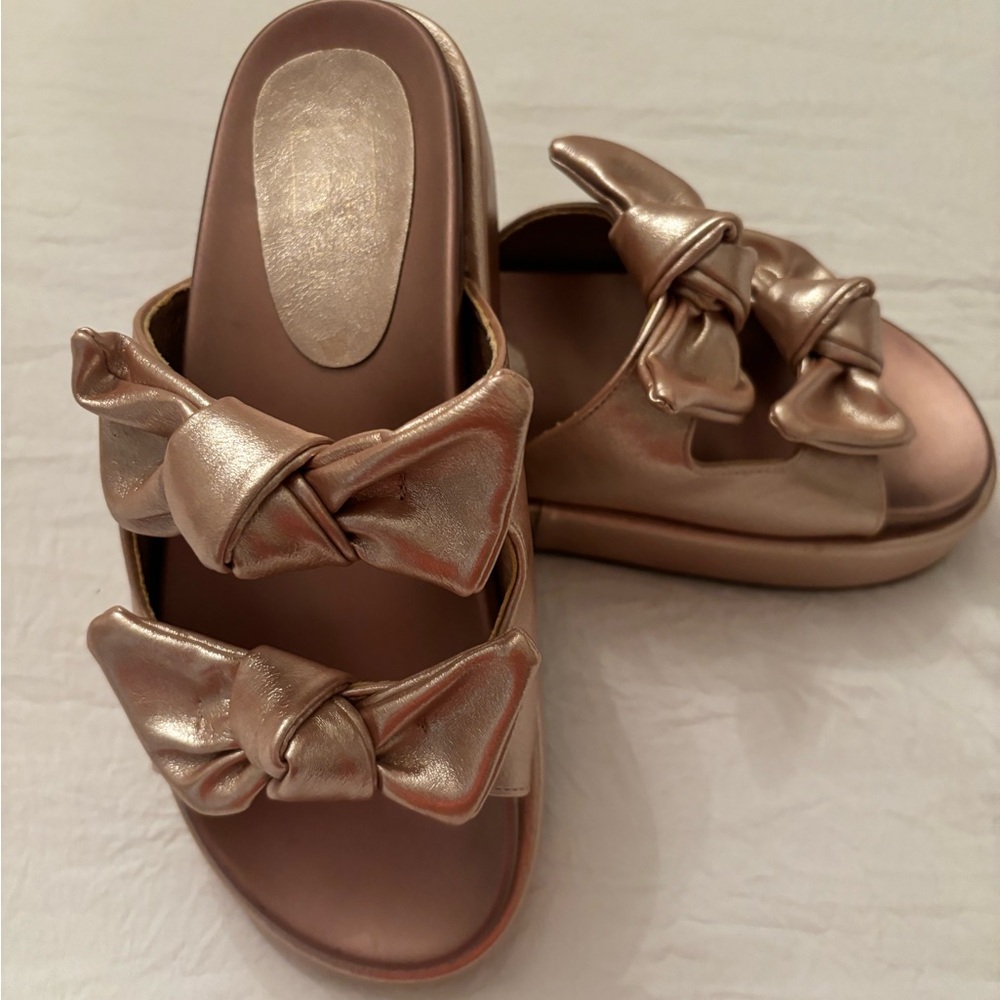 NIB shu shop rose gold bow slides.
